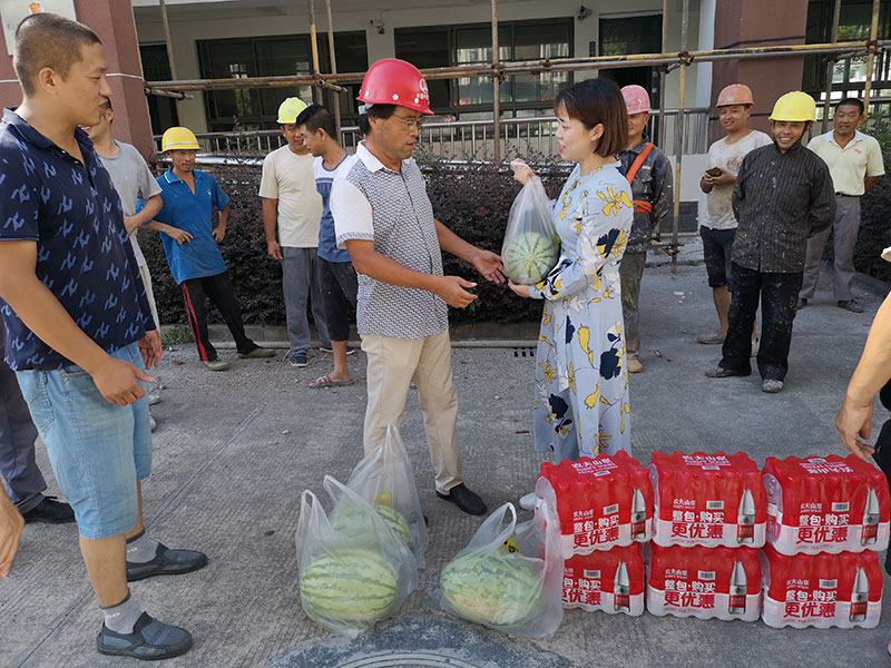 區(qū)城建投公司開展夏日送清涼活動